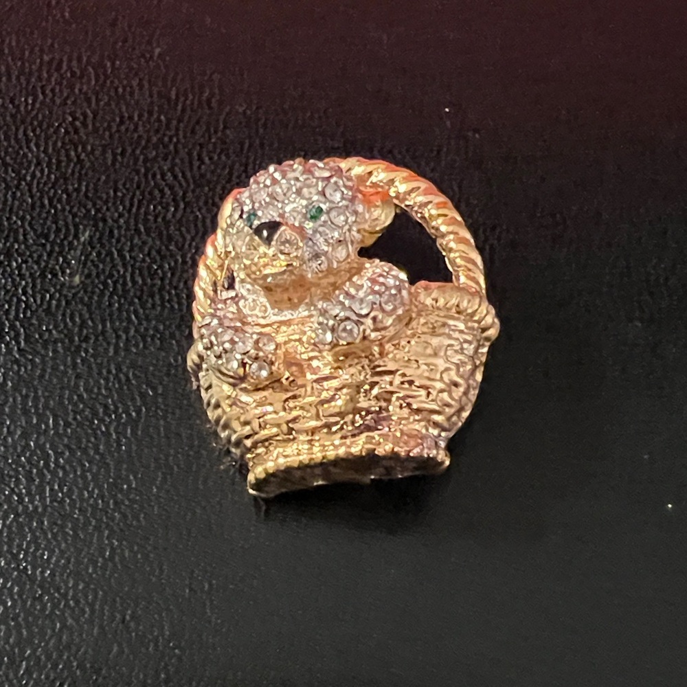 🌻3 for $21 Elegant Gold Bear in a Basket Brooch